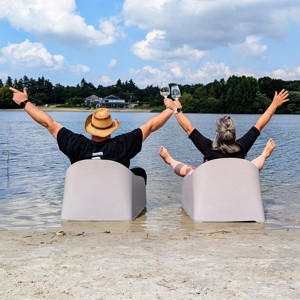 Matthias und Steffi Buchert am Baggersee mit Weingläsern in der Hand.