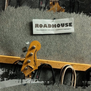 zeigt das Logo der Band Roadhouse unplugged